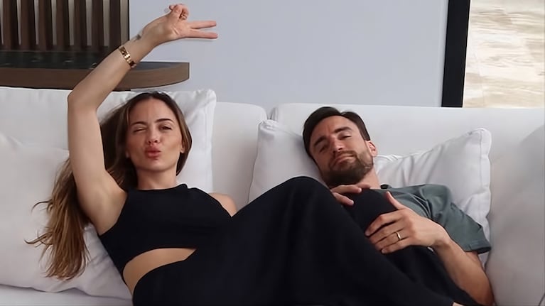 Nicolás Tagliafico y Caro Calvagni en la cocina de su casa de Canning. Crédito: Instagram.