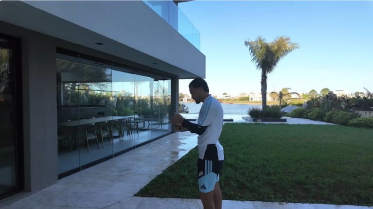 Nicolás Tagliafico y Caro Calvagni mostraron su lujosa casa: cine, gimnasio y un enorme jardín. Crédito: Captura de video.