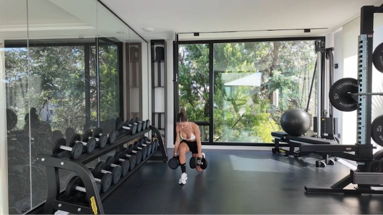 Nicolás Tagliafico y Caro Calvagni mostraron su lujosa casa: cine, gimnasio y un enorme jardín. Crédito: Captura de video.