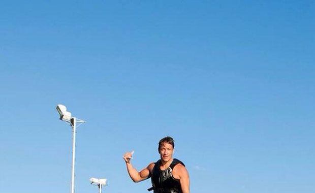 Nicolás Vázquez, extremo: ¡a full con el flyboard! (Foto: Twitter).