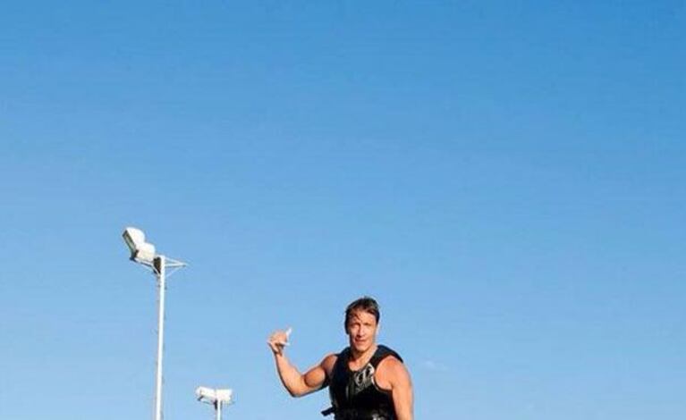 Nicolás Vázquez, extremo: ¡a full con el flyboard! (Foto: Twitter).
