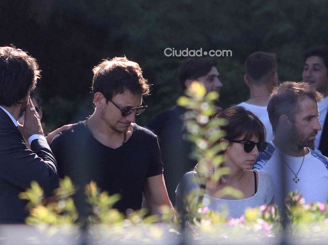 Nicolás Vázquez y Gimena Accardi, en el último adiós a Santiago Vázquez. (Foto: Movilpress)