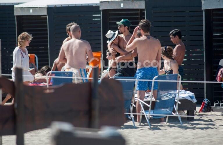 Nicolás Vazquez y Gimena Accardi: mimos, arena y mar para tratar de estar mejor