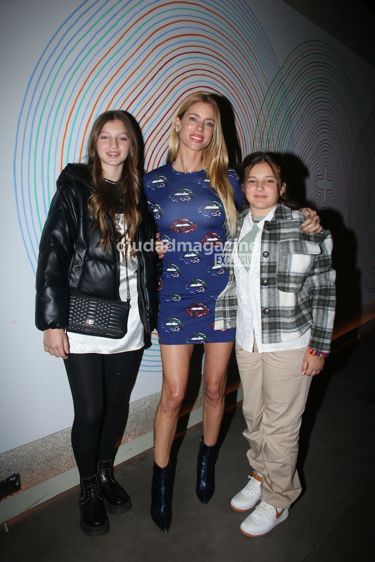 Nicole Neumann, Allegra y Sienna Cubero en un evento (Foto: Movilpress).