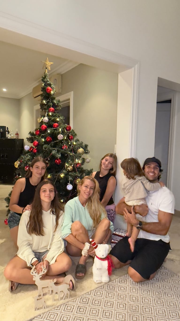 Nicole Neumann armó el arbolito con sus hijos y Manu Urcera. Foto: Instagram @nikitaneumannoficial