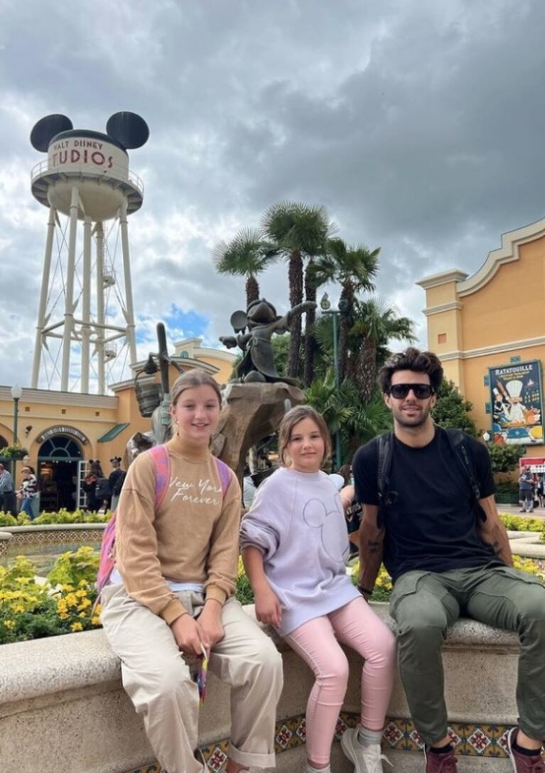 Nicole Neumann compartió el imperdible álbum de fotos junto a Manu Urcera y sus hijas en Disney París