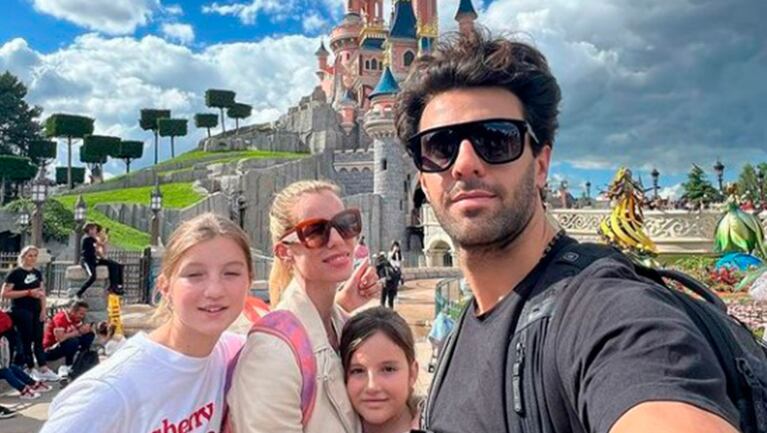 Nicole Neumann compartió el imperdible álbum de fotos junto a Manu Urcera y sus hijas en Disney París.