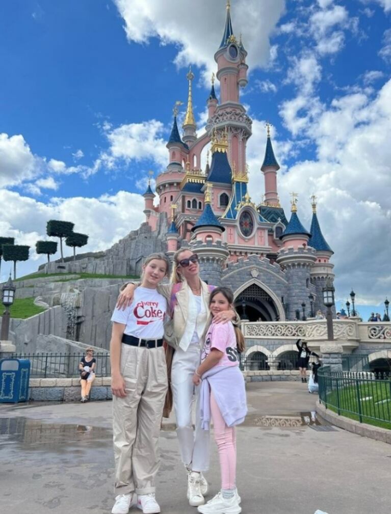 Nicole Neumann compartió el imperdible álbum de fotos junto a Manu Urcera y sus hijas en Disney París