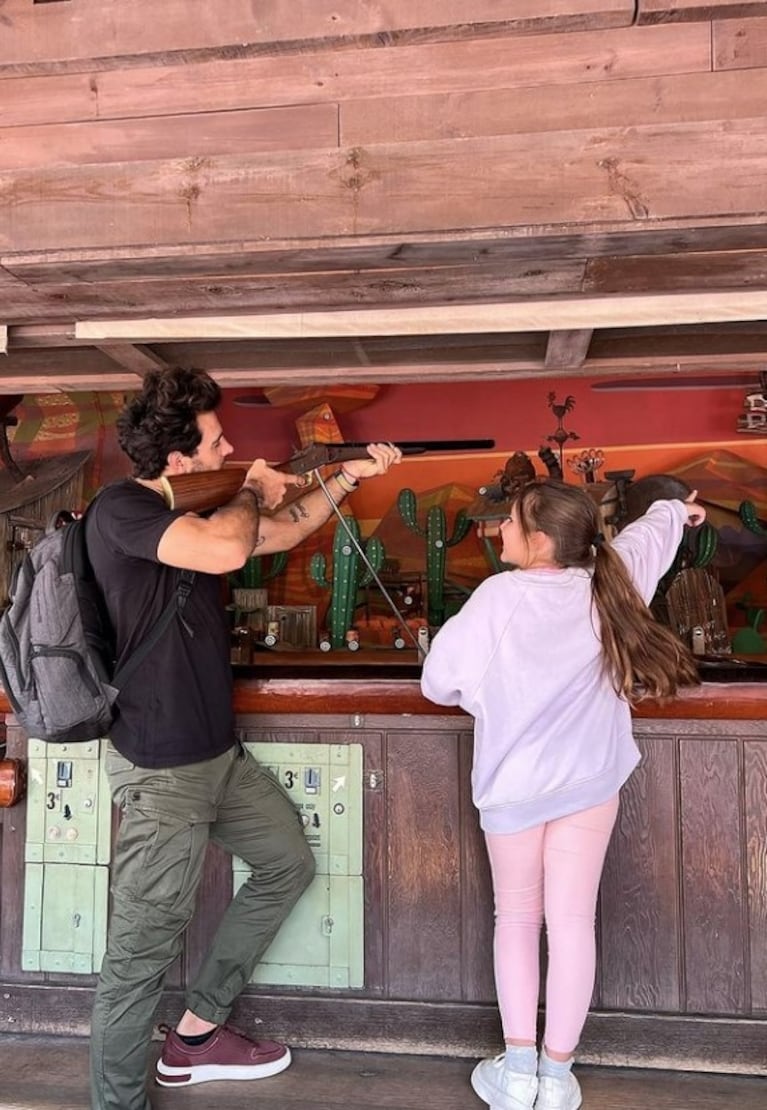 Nicole Neumann compartió el imperdible álbum de fotos junto a Manu Urcera y sus hijas en Disney París