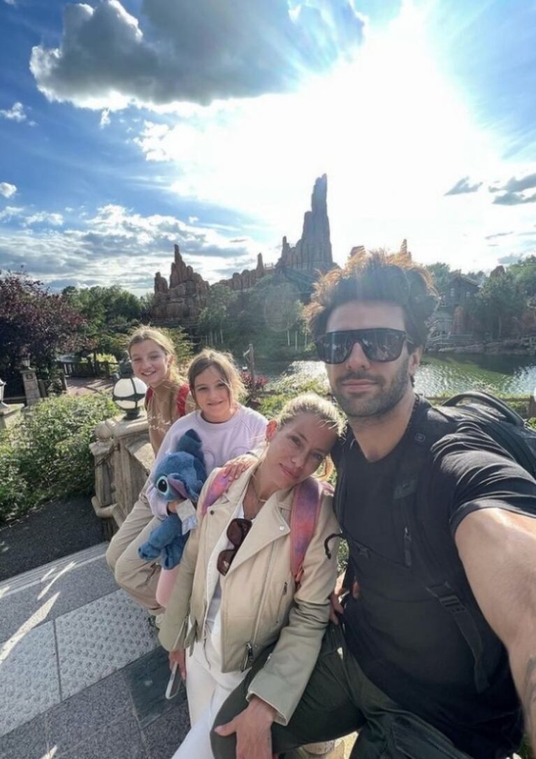 Nicole Neumann compartió el imperdible álbum de fotos junto a Manu Urcera y sus hijas en Disney París