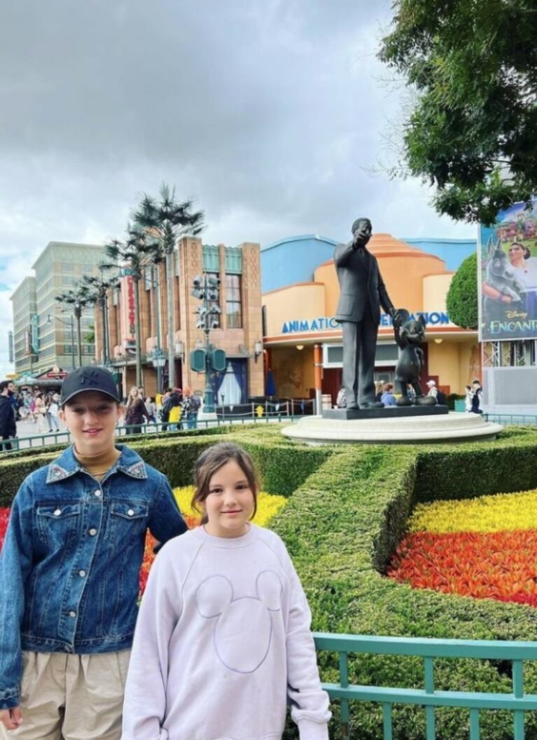 Nicole Neumann compartió el imperdible álbum de fotos junto a Manu Urcera y sus hijas en Disney París