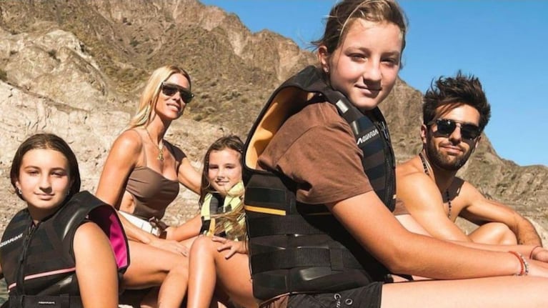 Nicole Neumann con sus hijas y Manu Urcera.