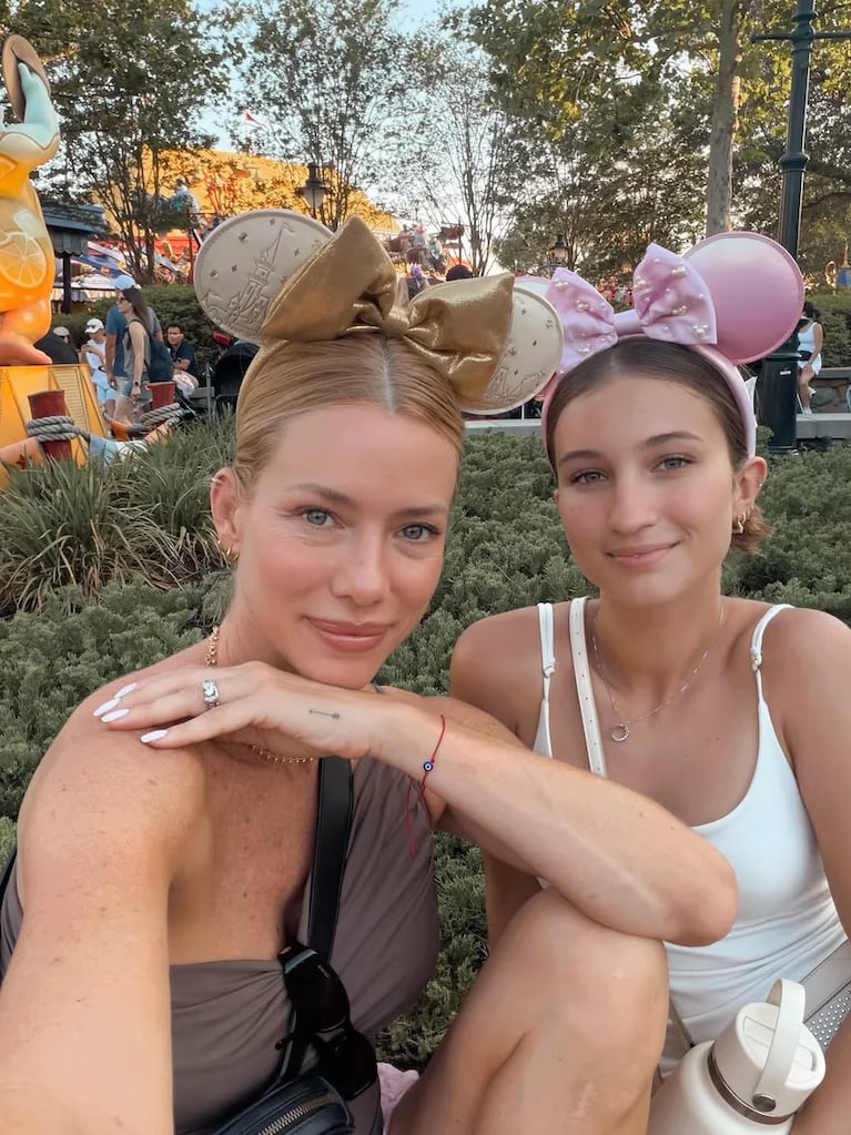 Nicole Neumann en familia en Disney