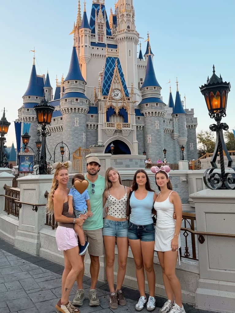 Nicole Neumann en familia en Disney