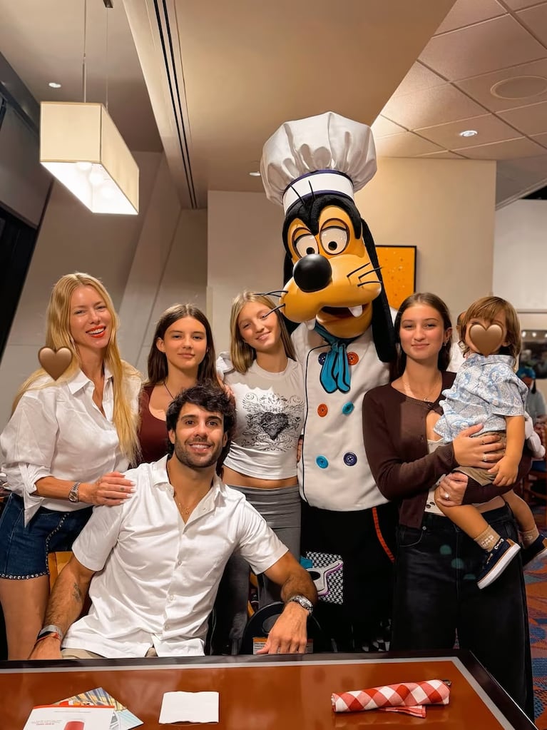 Nicole Neumann en familia en Disney