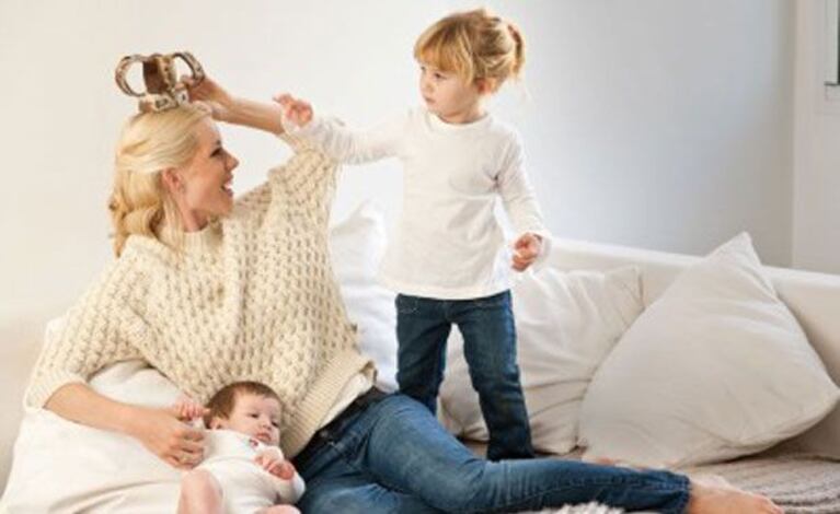 Nicole Neumann junto a Indiana y Allegra, sus dos hijas. (Foto: revista ¡Hola! Argentina).