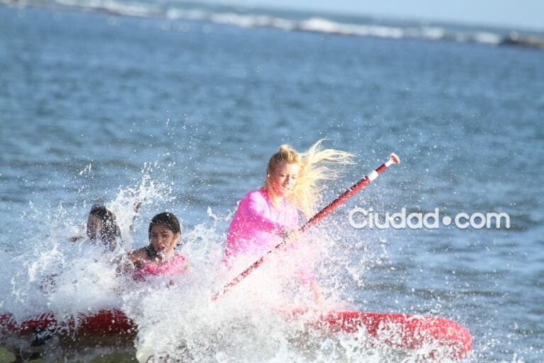 Nicole Neumann, la diosa acuática que realizó paddle surf en las playas de Punta del Este