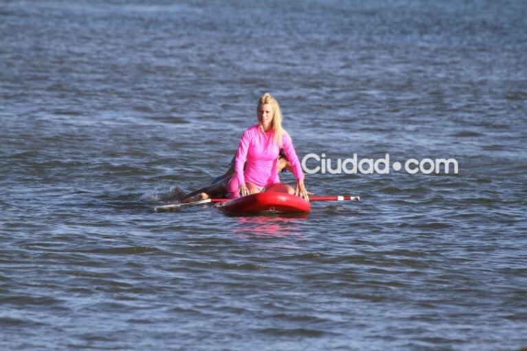 Nicole Neumann, la diosa acuática que realizó paddle surf en las playas de Punta del Este