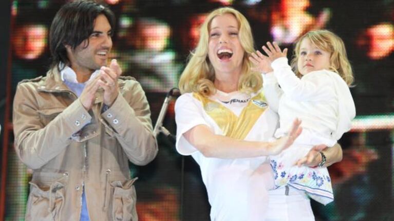 Nicole Neumann lució su pancita de seis meses con la camiseta de Vélez