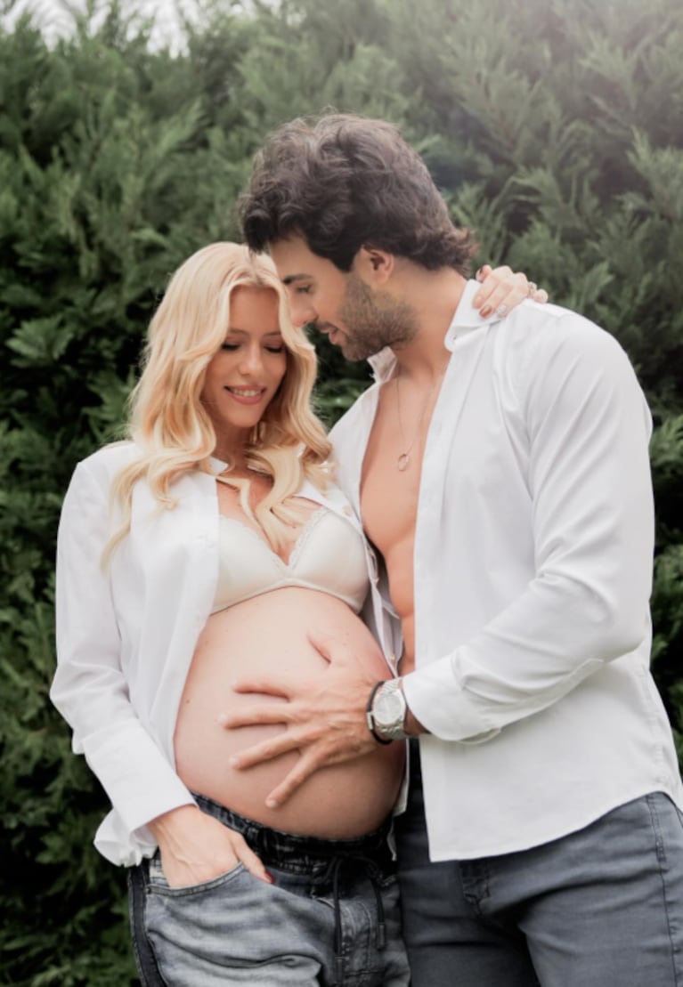 Nicole Neumann mostró la primera sesión de fotos oficial de su embarazo, luciendo su pancita con Manu Urcera