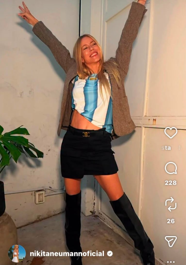 Nicole Neumann mostró su look mundialista con toque elegante (Foto: Instagram/@nikitaneumannoficial).