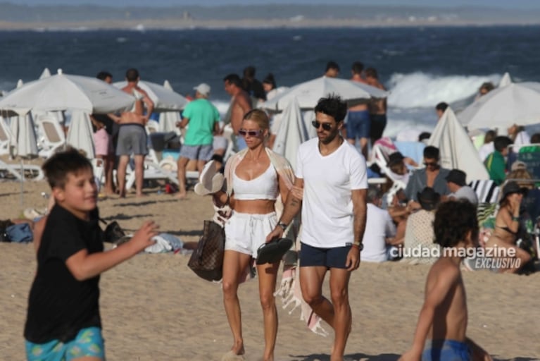 Nicole Neumann y Manu Urcera celebraron su compromiso en las playas de Punta del Este: todas las fotos