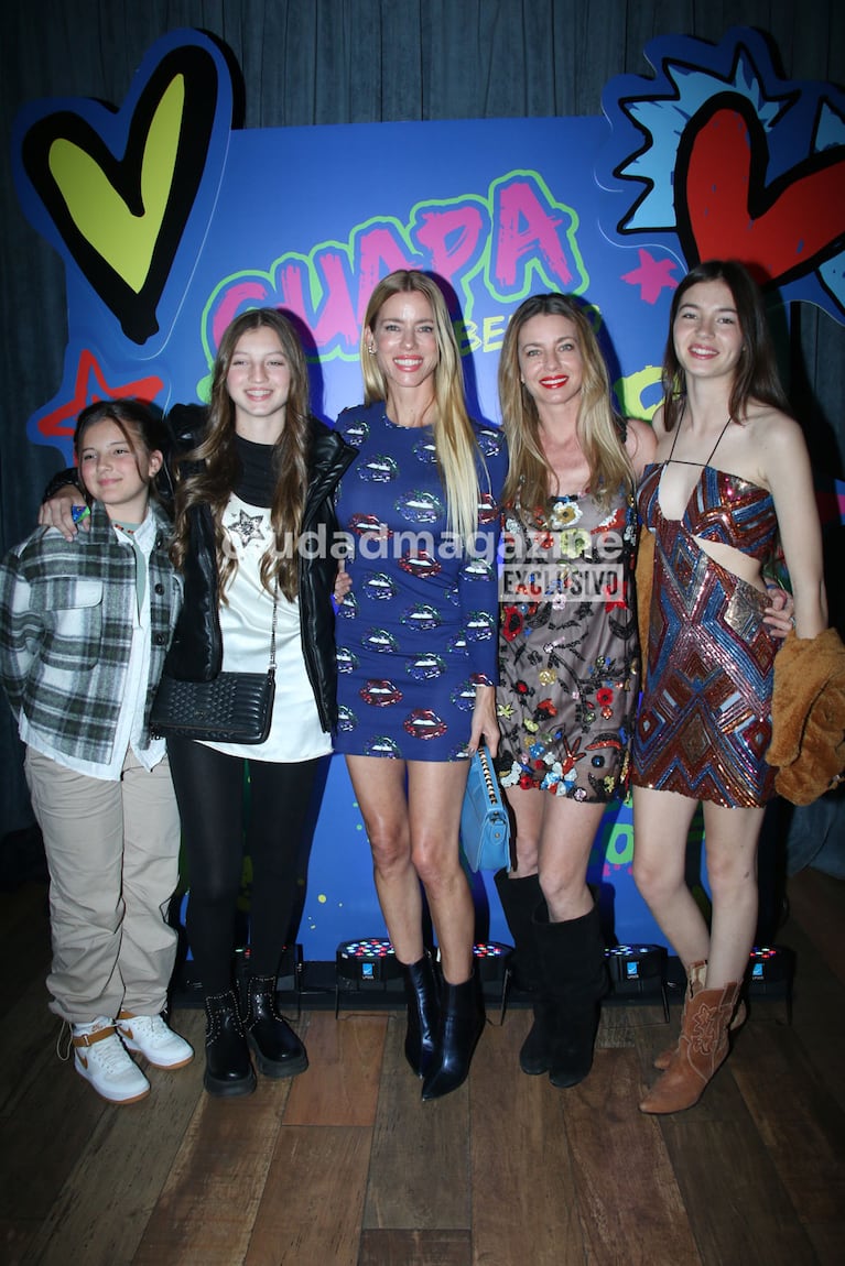 Nicole y Gege Neumann con sus hijas, Allegra, Sienna y Helena (Foto: Movilpress).