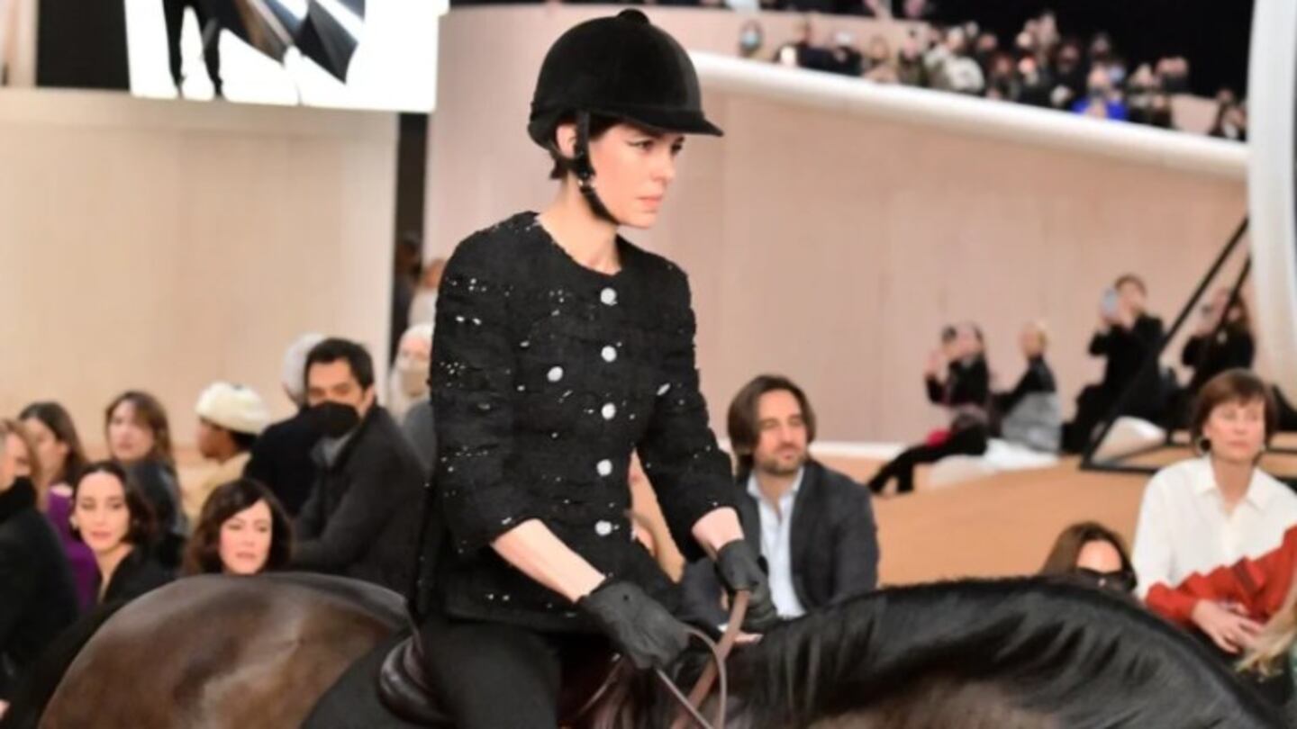 Nieta de Grace Kelly desfila a caballo para Chanel. Foto: Twitter. 