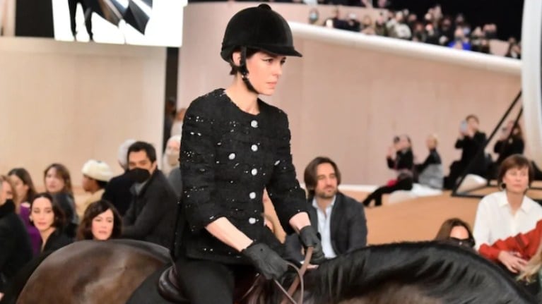 Nieta de Grace Kelly desfila a caballo para Chanel. Foto: Twitter.