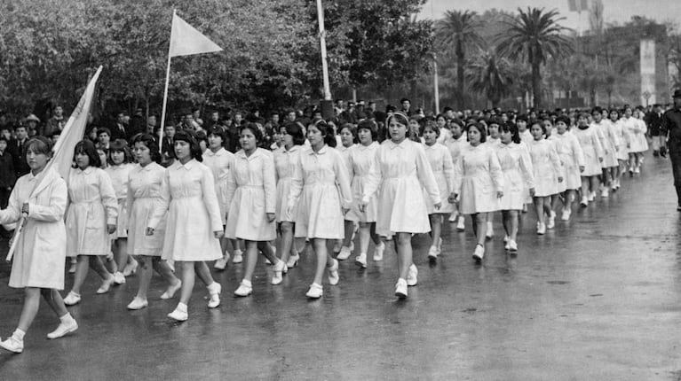 Niñas de la década de 1960 (foto recreada con IA)