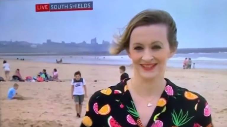 Niño baila en móvil de periodista en la playa y se roba el show
