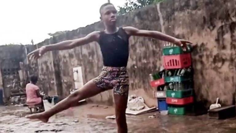 Niño de Nigeria se vuelve viral por bailar ballet bajo la lluvia