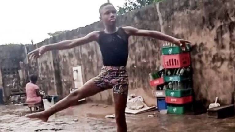 Niño de Nigeria se vuelve viral por bailar ballet bajo la lluvia