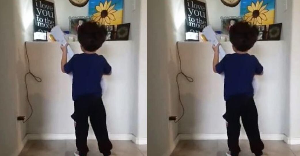 Niño le cantó a su hermana fallecida 