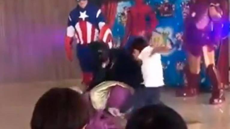 Niño patea en la cabeza al villano Thanos durante fiesta de cumple y se vuelve viral