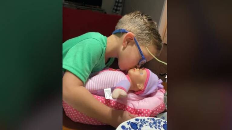 Niño pide que le regalen una muñeca “para ser el mejor papá del mundo”