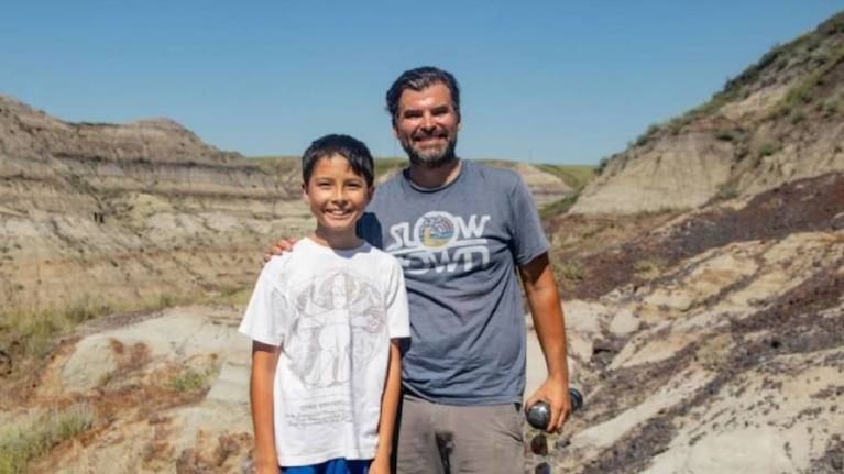 Niño sale de paseo con su papá y descubre esqueleto de dinosaurio de 69 millones de años