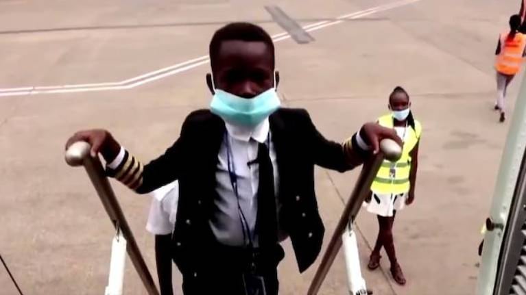 Niño ugandés de 7 años ya pilota aviones y sueña con ir al espacio con Elon Musk