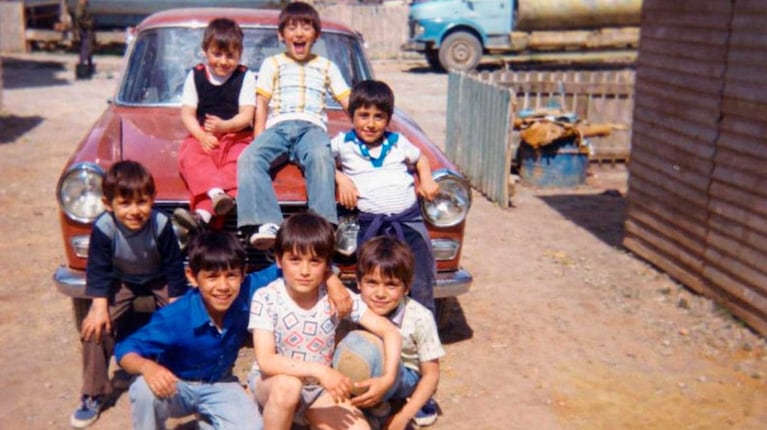 Niños de la década de 1970 (foto recreada con IA)