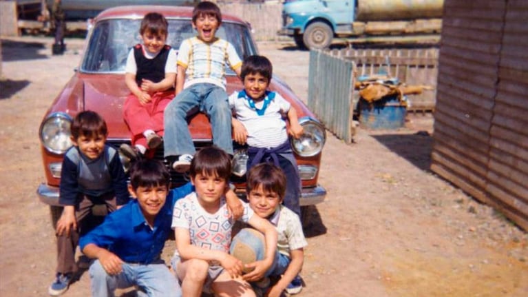Niños de la década de 1970 (foto recreada con IA)