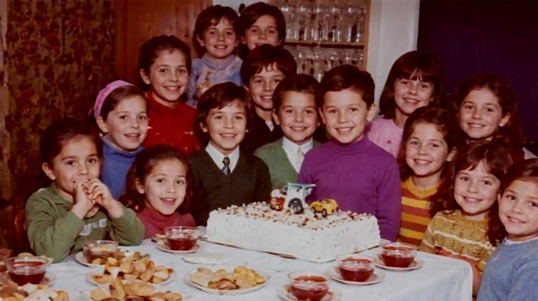 Niños de la década de 1970 (foto recreada con IA)