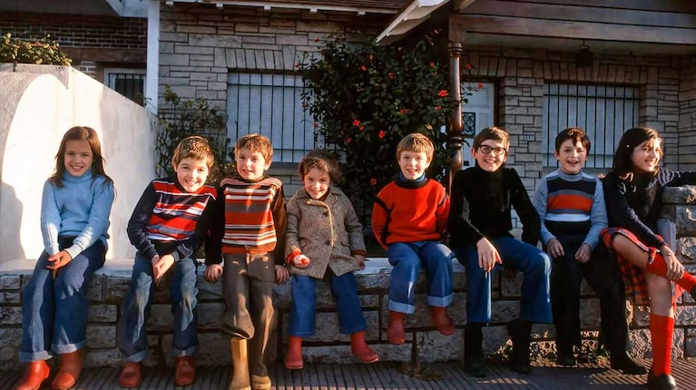 Niños de la década de 1970 (foto recreada con IA)