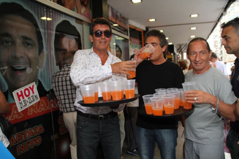 Nito Artaza y Miguel Angel Cherrutti, mozos improvisados.
