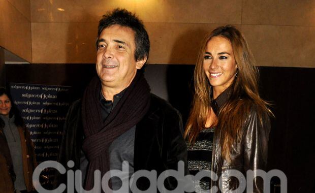 Nito Artaza y su novia, Silvina Scheffler, saludaron a Cacho (Foto: Jennifer Rubio). 