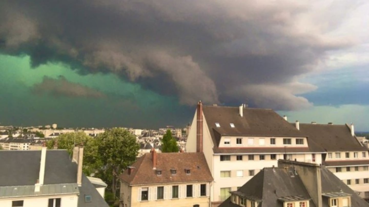 No es ficción: el cielo se vuelve verde luego de una tormenta