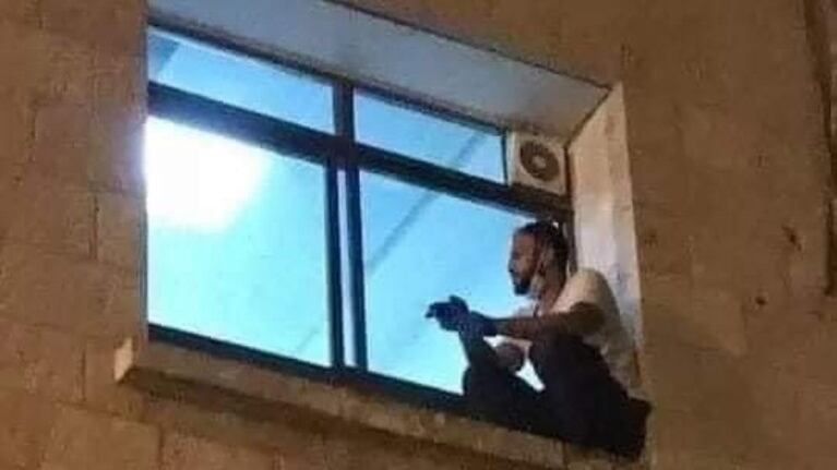 No la dejó sola: trepaba hasta la ventana del hospital para poder ver a su madre con coronavirus