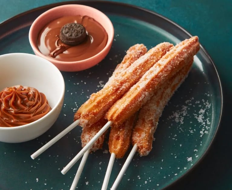 No puede faltar el dulce de leche o los churros que se sirven con forma de chupetín.