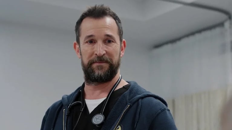 Noah Wyle interpreta al Dr. Michael “Robby” Robinavitch, un médico que sostienen la guardia mientras por dentro se van desarmando.
