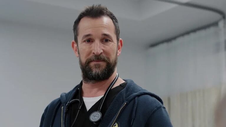 Noah Wyle interpreta al Dr. Michael “Robby” Robinavitch, un médico que sostienen la guardia mientras por dentro se van desarmando.