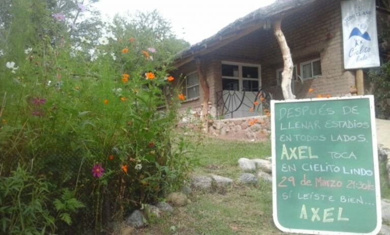 Noble gesto de Axel con comerciante cordobés: dará un show en su bar para 40 personas para evitar que cierre